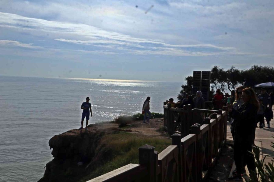 Turist Çiftin Uçurum Kenarındaki Romantizmi Yürekleri Ağza Getirdi
