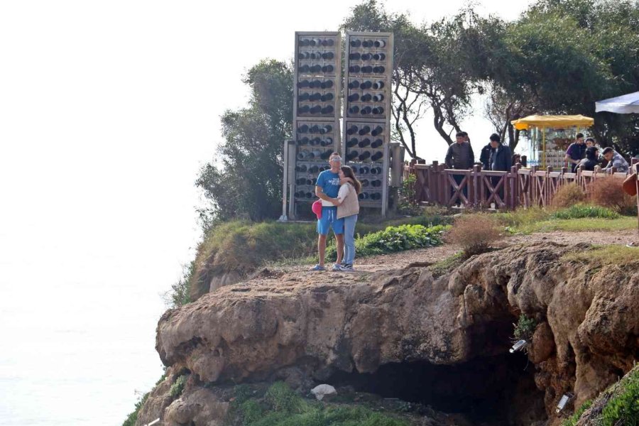 Turist Çiftin Uçurum Kenarındaki Romantizmi Yürekleri Ağza Getirdi