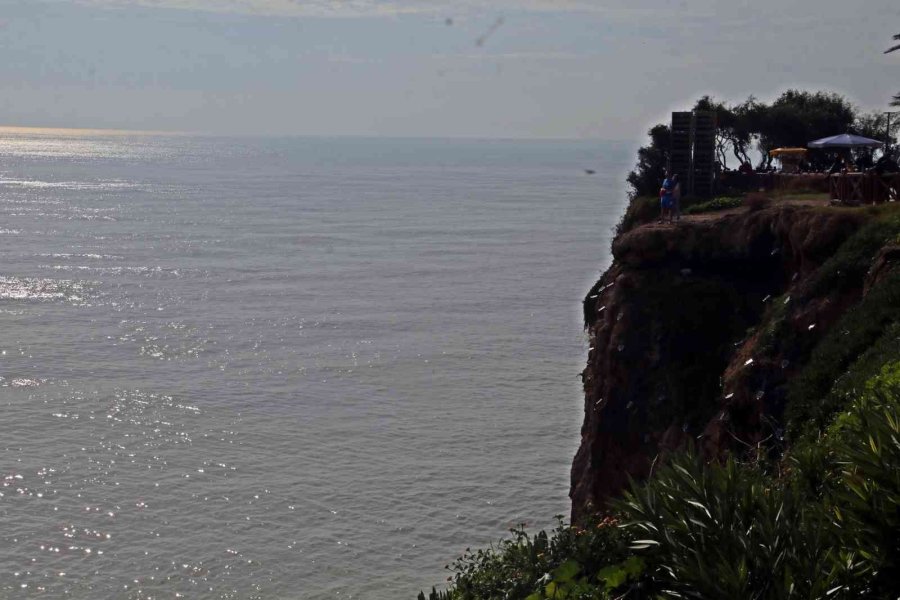 Turist Çiftin Uçurum Kenarındaki Romantizmi Yürekleri Ağza Getirdi