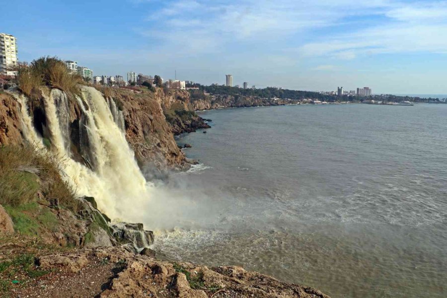Turist Çiftin Uçurum Kenarındaki Romantizmi Yürekleri Ağza Getirdi