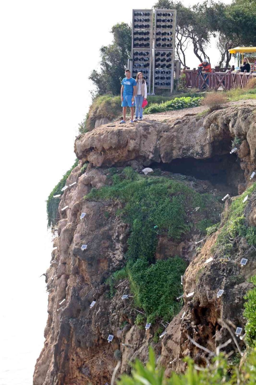 Turist Çiftin Uçurum Kenarındaki Romantizmi Yürekleri Ağza Getirdi