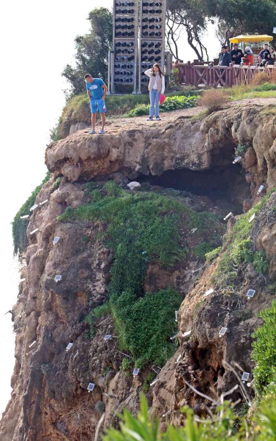 Turist Çiftin Uçurum Kenarındaki Romantizmi Yürekleri Ağza Getirdi