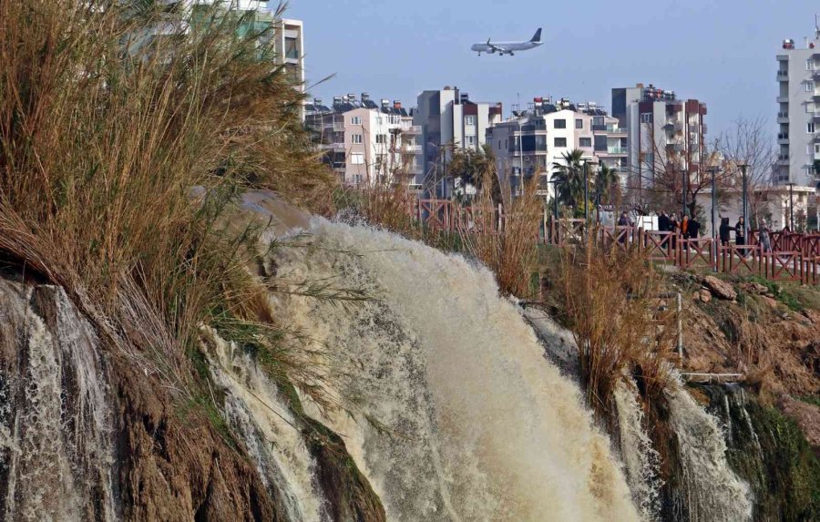 Antalya’da 3 Gün Aralıksız Süren Yağış, Dünyaca Ünlü Şelaleyi Çamur Rengine Bürüdü