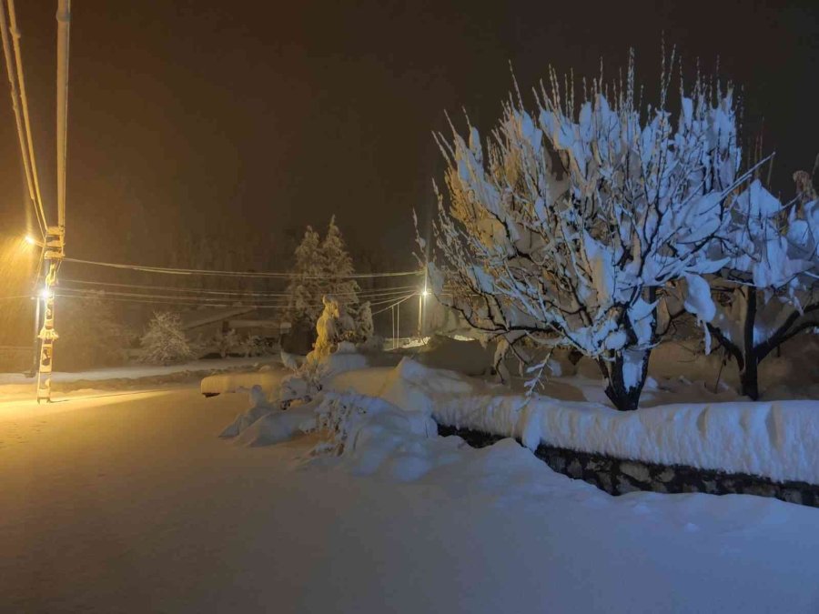Antalya’ya 3 Günde 272 Kilogram Yağış Düştü, Ünlü Kayak Merkezinde Kar Kalınlığı 1,5 Metreye Yaklaştı