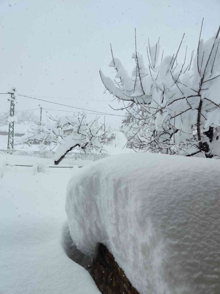 Antalya’ya 3 Günde 272 Kilogram Yağış Düştü, Ünlü Kayak Merkezinde Kar Kalınlığı 1,5 Metreye Yaklaştı