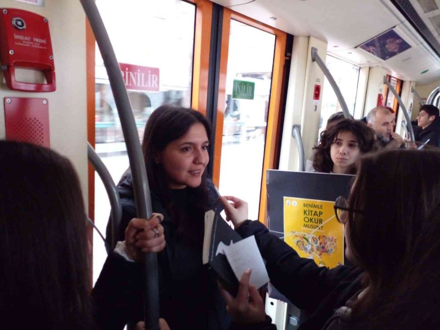 Tramvayda Kitap Okuma Etkinliği