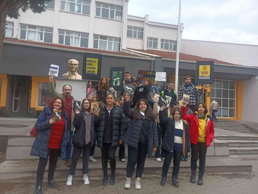 Tramvayda Kitap Okuma Etkinliği