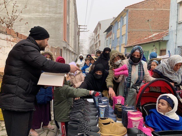 Yardımsever İmam Mahalledeki Çocuklara Umut Oldu