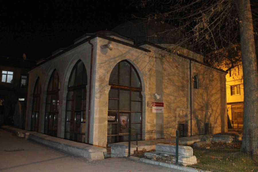 10 Günlük Bebeği Cami Kapısına Bırakıp Terk Ettiler