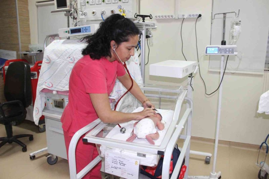 10 Günlük Bebeği Cami Kapısına Bırakıp Terk Ettiler