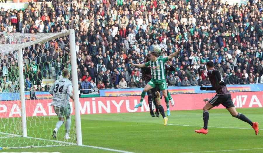 Spor Toto Süper Lig: Konyaspor: 1 - Beşiktaş: 0 (ilk Yarı)