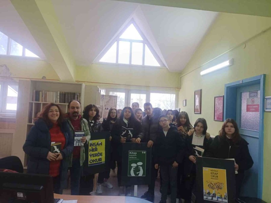 Tramvayda Kitap Okuma Etkinliği