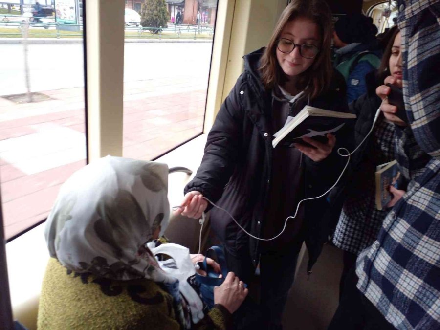 Tramvayda Kitap Okuma Etkinliği