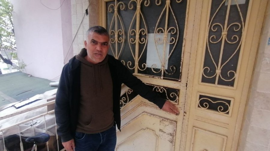 Ayakkabıları Önce Numarasına Bakıp Sonra Koklayarak Çaldı