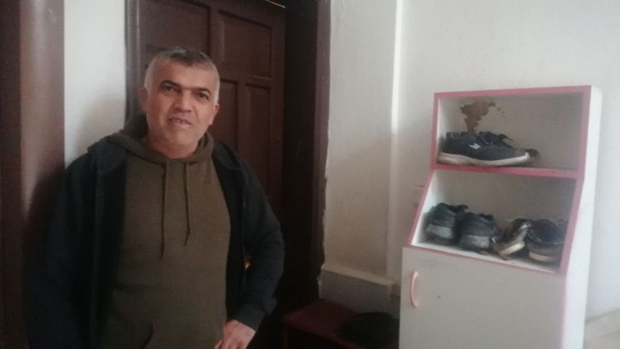 Ayakkabıları Önce Numarasına Bakıp Sonra Koklayarak Çaldı