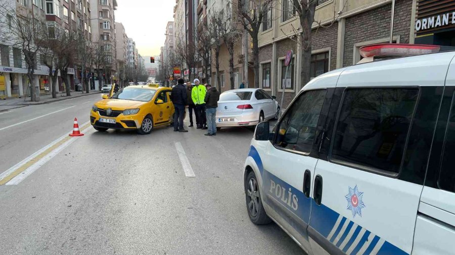 Otomobille Ticari Taksi Çarpıştı: 1’i Ağır 2 Yaralı