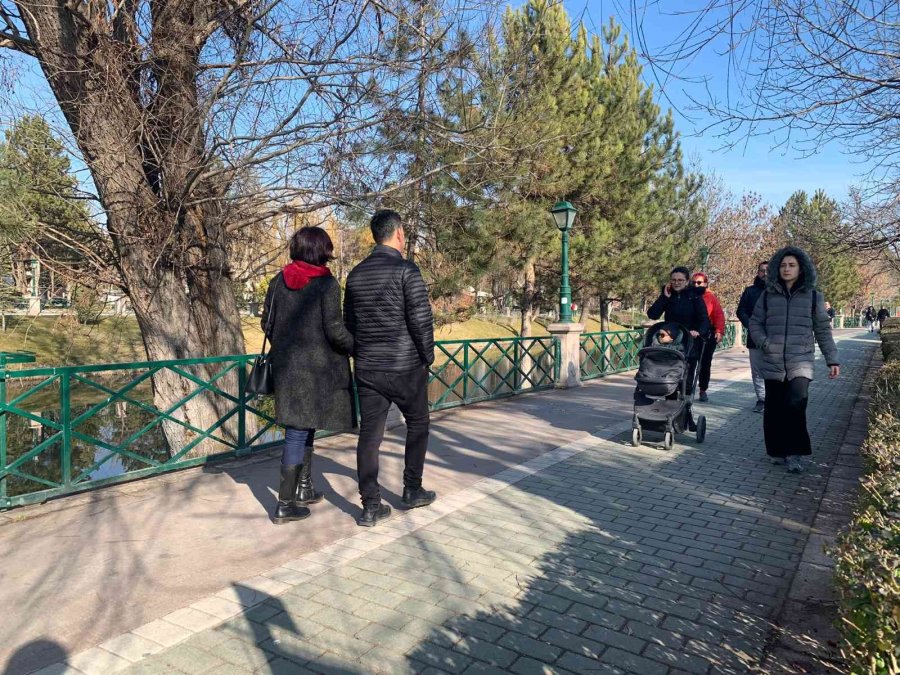 Geçen Yılın Aynı Döneminde Kara Kış Vardı, Bu Yıl Bahardan Kalma Bir Gün Yaşanıyor