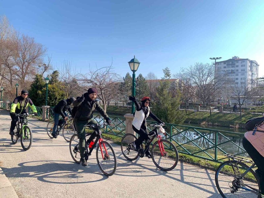 Geçen Yılın Aynı Döneminde Kara Kış Vardı, Bu Yıl Bahardan Kalma Bir Gün Yaşanıyor