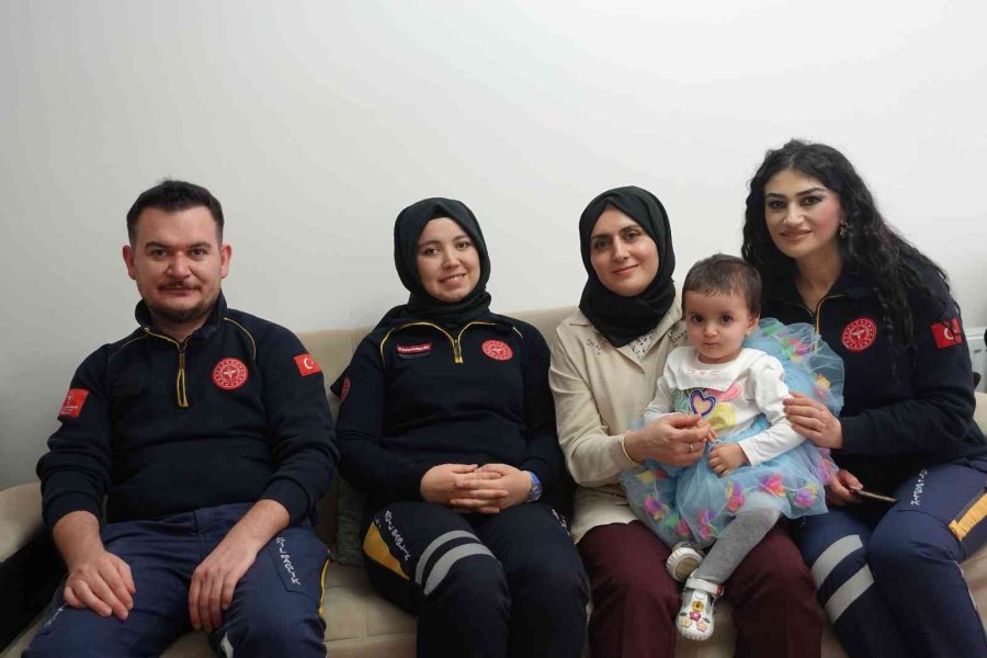 Ambulansta Doğan Almira, 2’nci Yaşını Doğumu Yaptıran Sağlık Ekibiyle Kutladı