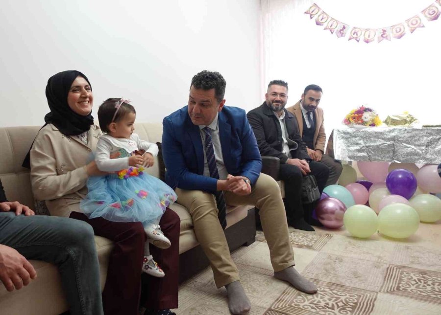 Ambulansta Doğan Almira, 2’nci Yaşını Doğumu Yaptıran Sağlık Ekibiyle Kutladı