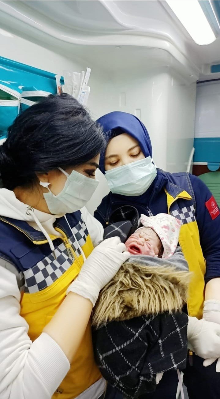 Ambulansta Doğan Almira, 2’nci Yaşını Doğumu Yaptıran Sağlık Ekibiyle Kutladı