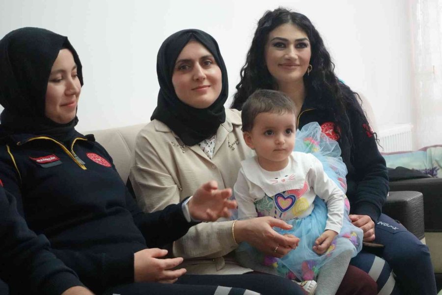 Ambulansta Doğan Almira, 2’nci Yaşını Doğumu Yaptıran Sağlık Ekibiyle Kutladı