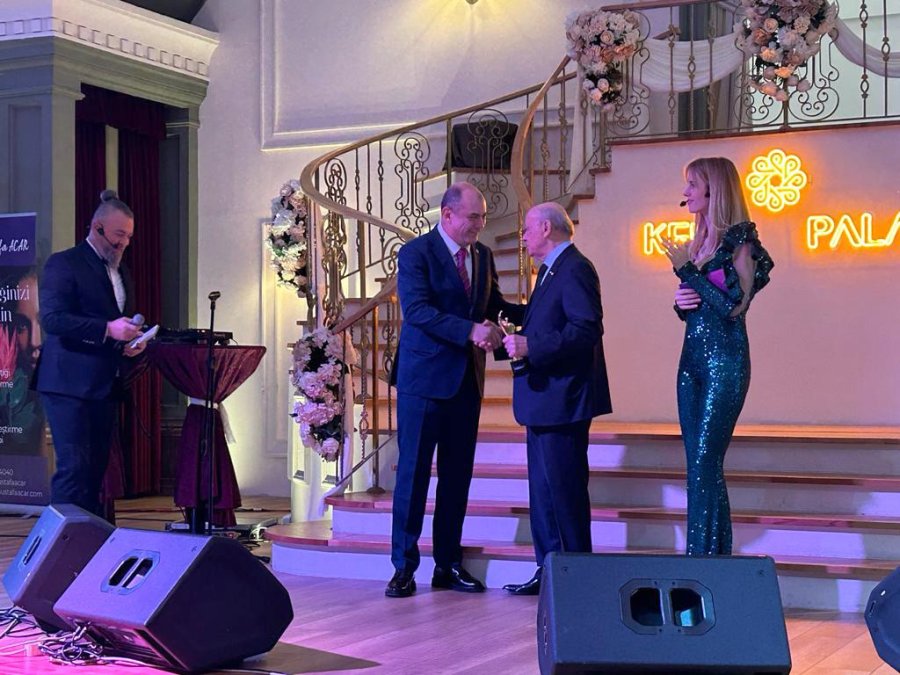 Eso Başkanı Kesikbaş, Özaydemir’e Ödülünü Takdim Etti