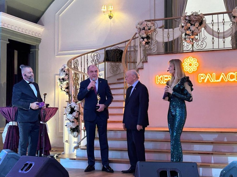 Eso Başkanı Kesikbaş, Özaydemir’e Ödülünü Takdim Etti