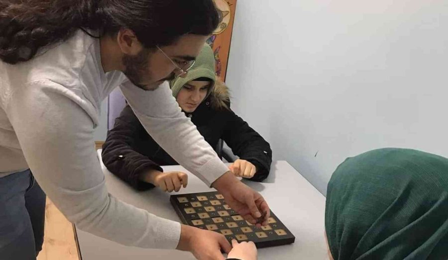 Karaman’da Görme Engelliler İçin Satranç Eğitimi