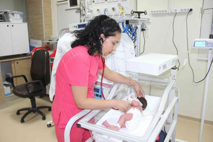 Polis, 10 Günlük Bebeği Cami Kapısına Terk Eden Anneyi Arıyor