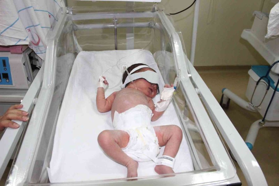 Polis, 10 Günlük Bebeği Cami Kapısına Terk Eden Anneyi Arıyor