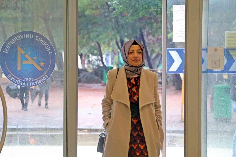 28 Şubat’ta Başörtüsüz Sıralardan, Başörtülü Akademisyenliğe