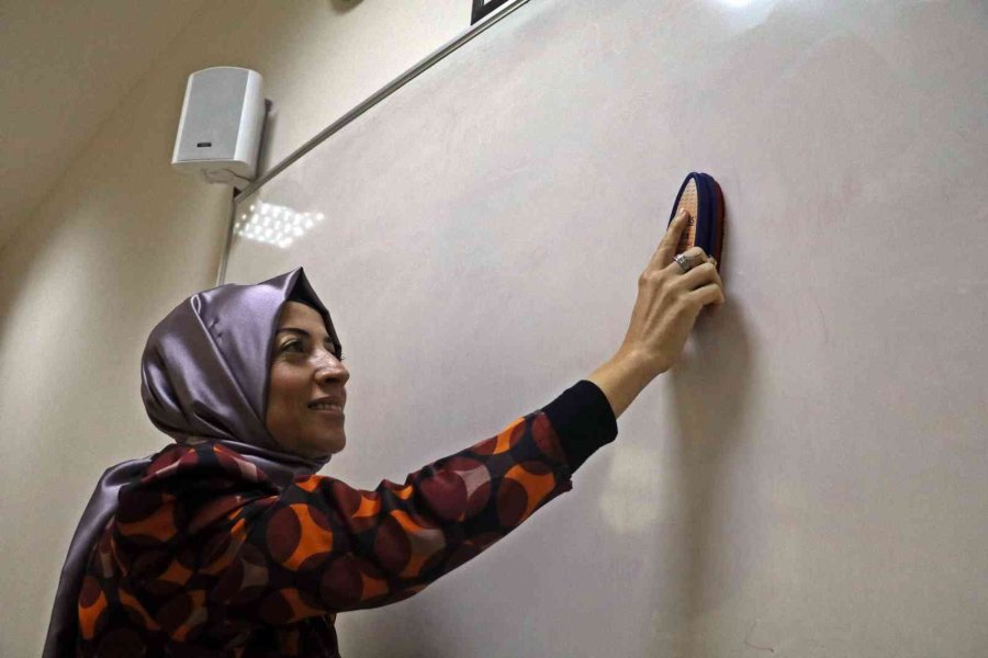 28 Şubat’ta Başörtüsüz Sıralardan, Başörtülü Akademisyenliğe