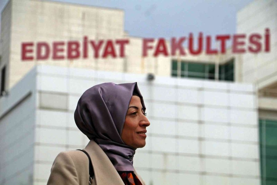 28 Şubat’ta Başörtüsüz Sıralardan, Başörtülü Akademisyenliğe