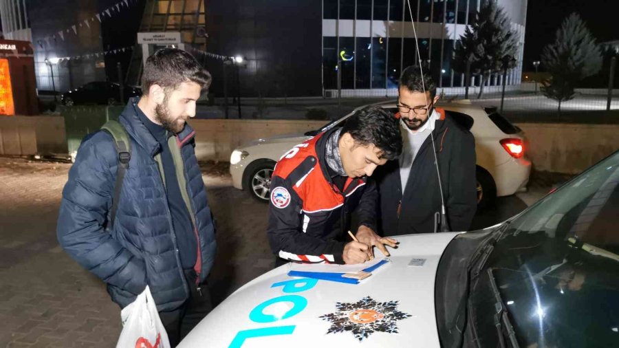 Atm Önünde Yerde Buldukları 750 Tl’yi Polise Teslim Ettiler