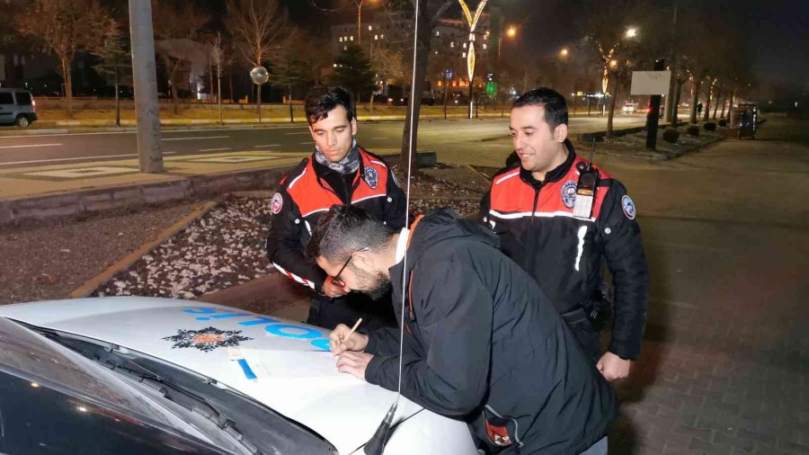 Atm Önünde Yerde Buldukları 750 Tl’yi Polise Teslim Ettiler