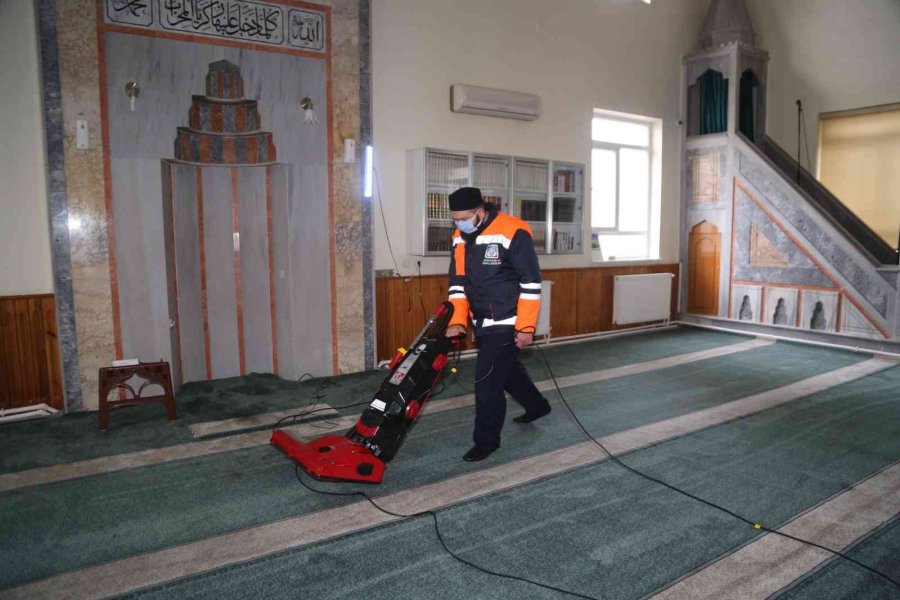 Melikgazi’nin Camileri Son Teknolojik Araçlarla Temizleniyor