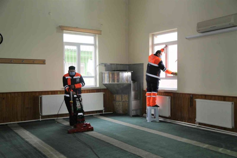 Melikgazi’nin Camileri Son Teknolojik Araçlarla Temizleniyor