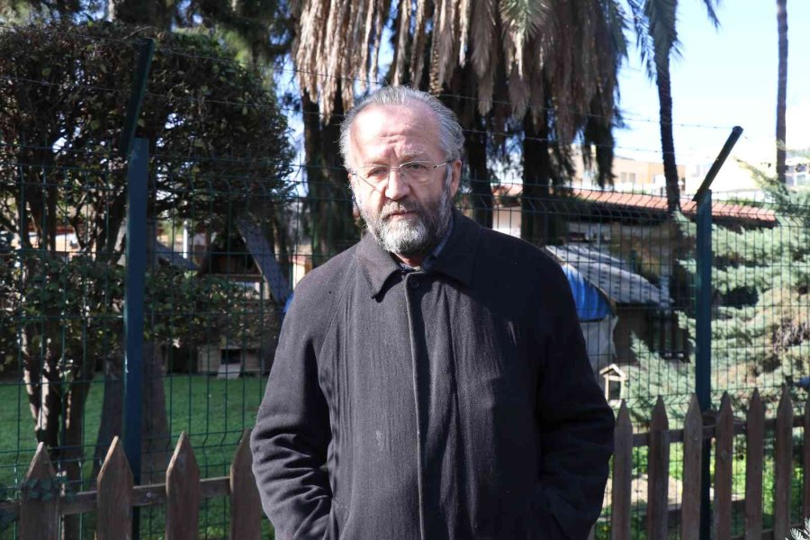 Kendi Halindeki Kediye Tekme Attı