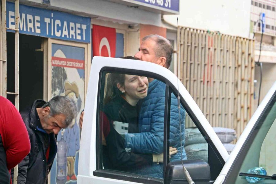 Dedesinin Öldüğü Haberini Alan Genç Kız Gözyaşlarına Boğuldu