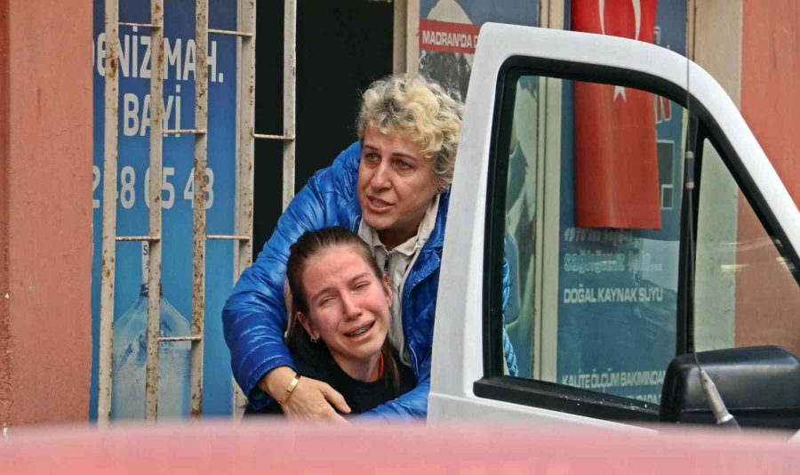 Dedesinin Öldüğü Haberini Alan Genç Kız Gözyaşlarına Boğuldu