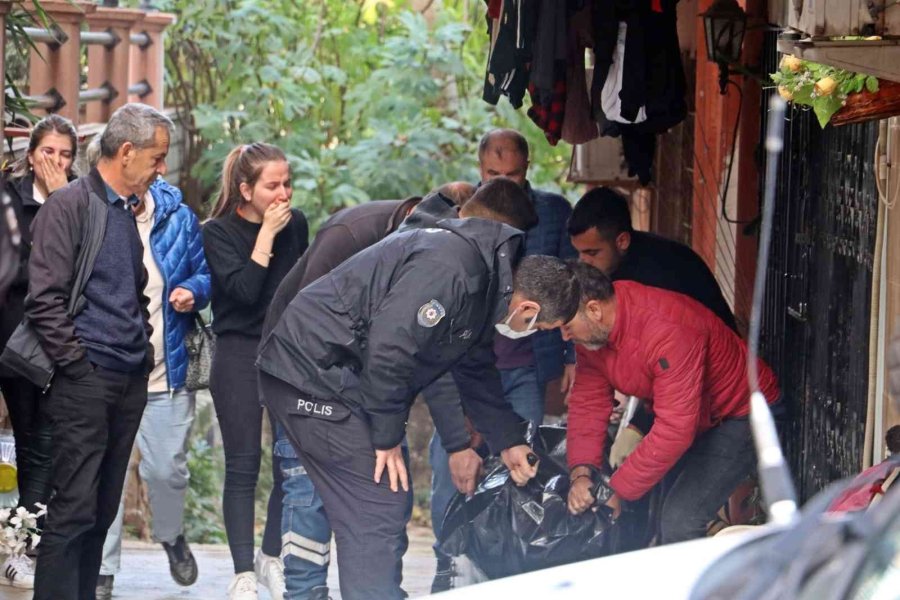 Dedesinin Öldüğü Haberini Alan Genç Kız Gözyaşlarına Boğuldu