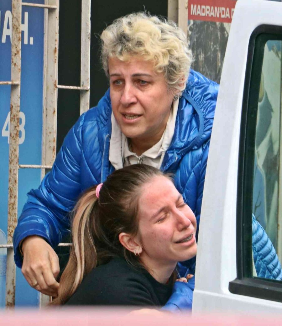 Dedesinin Öldüğü Haberini Alan Genç Kız Gözyaşlarına Boğuldu