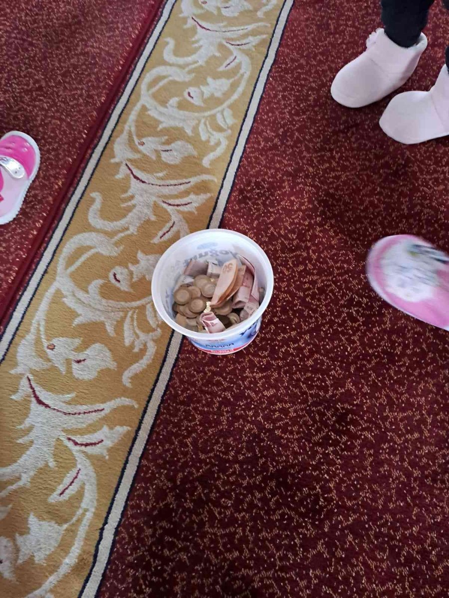 Minik Öğrenciler Kumbaralarındaki Paraları Camiye Bağışladı