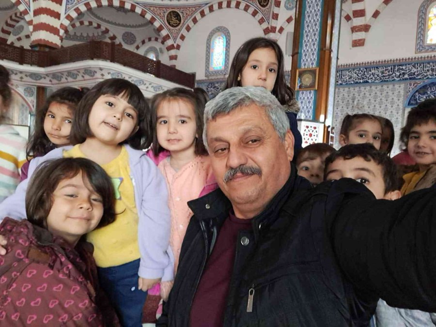 Minik Öğrenciler Kumbaralarındaki Paraları Camiye Bağışladı