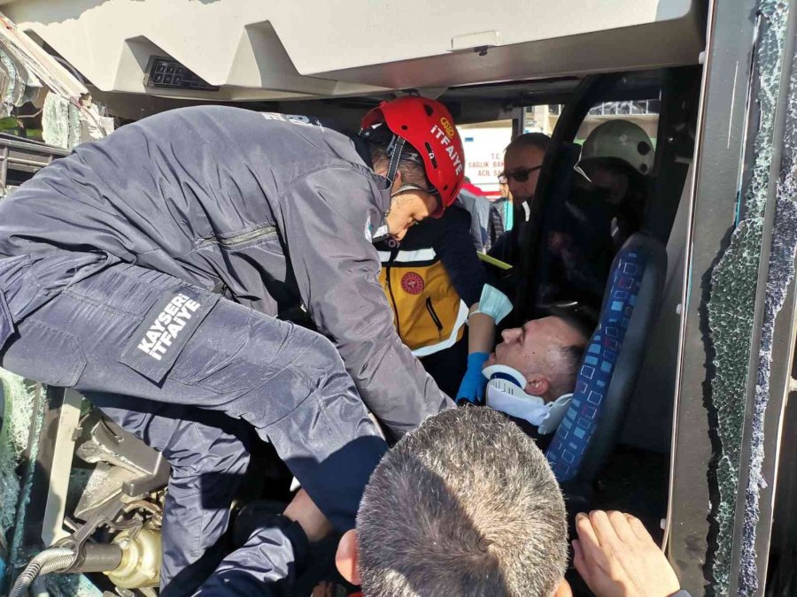 Kayseri’de 2 Halk Otobüsü Çarpıştı: Çok Sayıda Yaralı Var