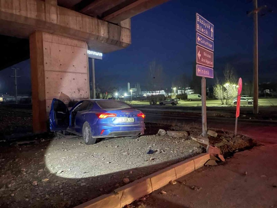 Köprünün Beton Ayağına Çarpan Otomobilin Sürücüsü Hayatını Kaybetti