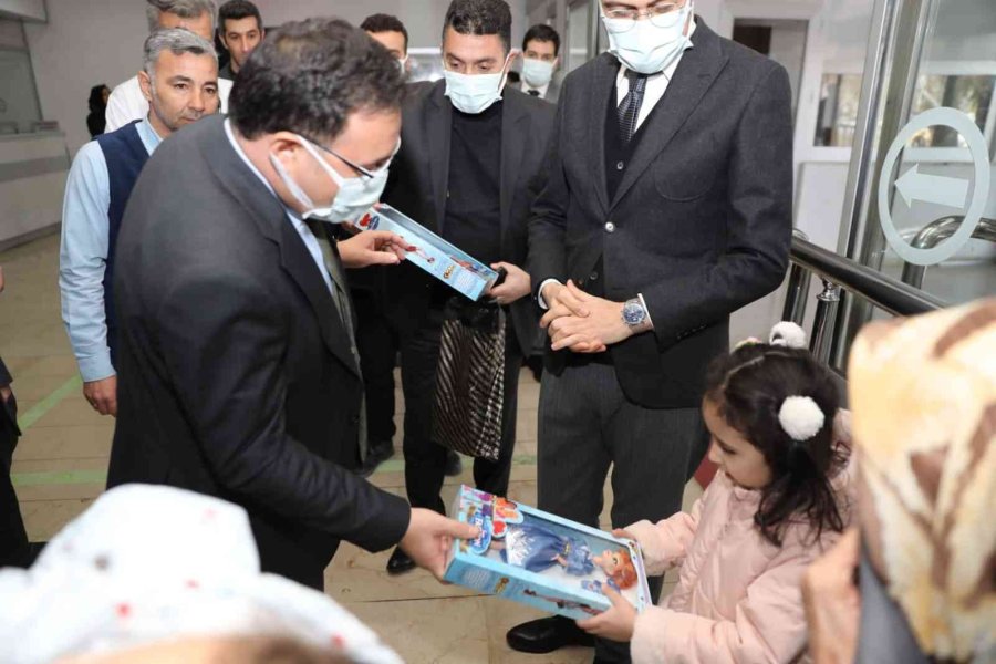 Vali Çiçek’ten Otobüs Kazasında Yaralanan Vatandaşlara Ziyaret