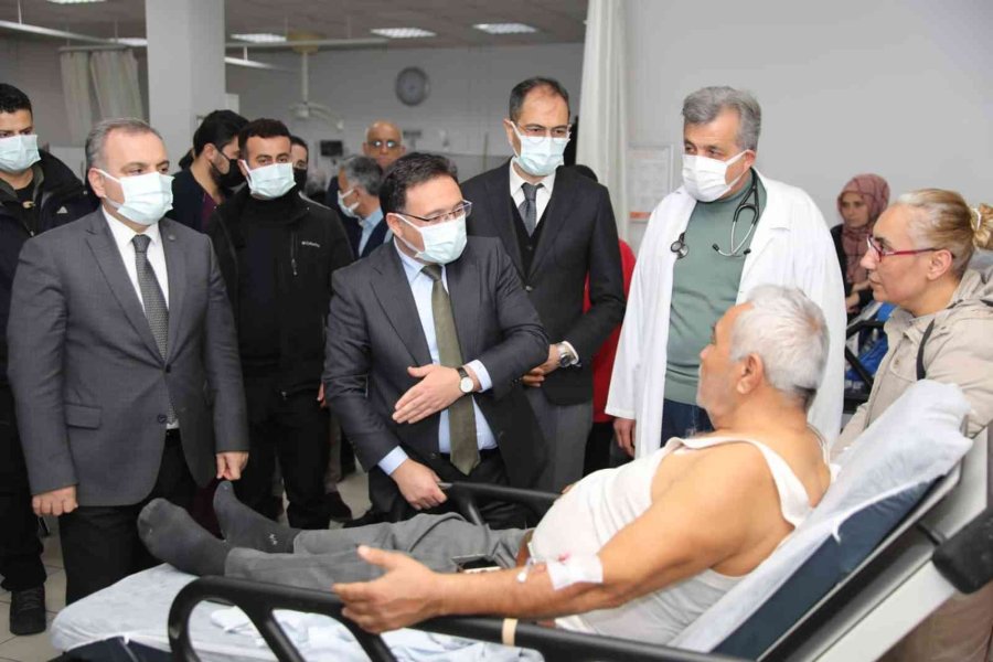 Vali Çiçek’ten Otobüs Kazasında Yaralanan Vatandaşlara Ziyaret