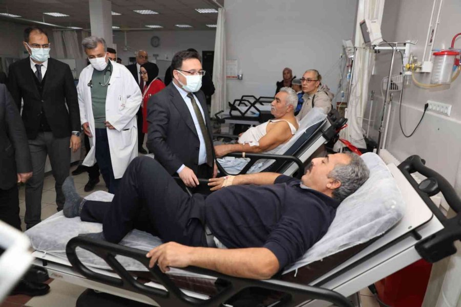 Vali Çiçek’ten Otobüs Kazasında Yaralanan Vatandaşlara Ziyaret